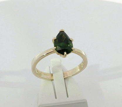 Beautiful Green Sapphire 9ct Gold Ring. M92310