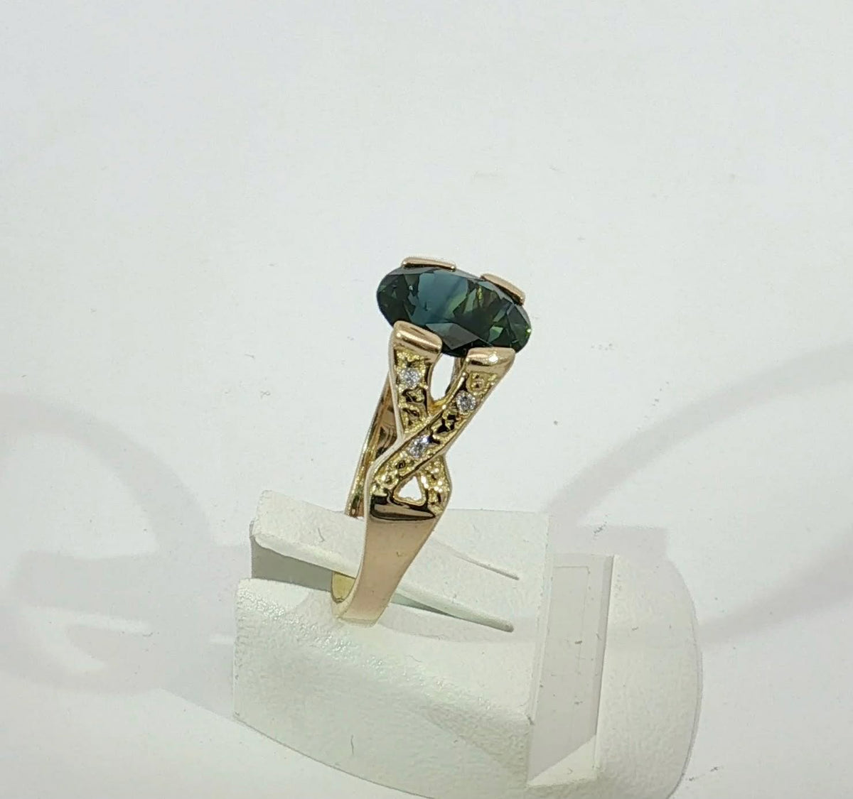 Stunning Parti Sapphire & Diamond 9ct Gold Ring. M92311