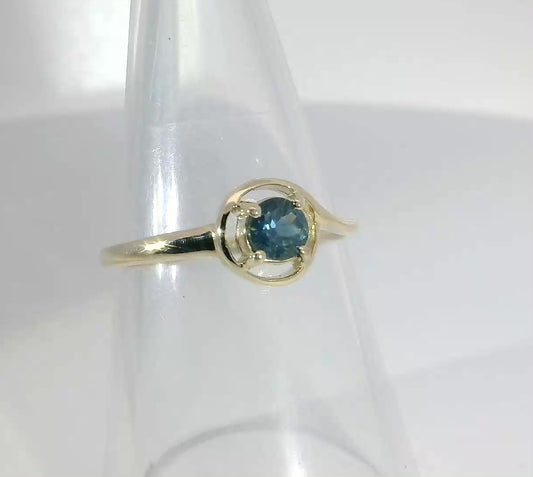 Bright Blue Sapphire set into a 9ct Gold Ring. M92180