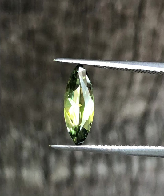 Bright Green with Yellow Highlights Sapphire. M1226