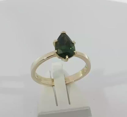 Beautiful Green Sapphire 9ct Gold Ring. M92310