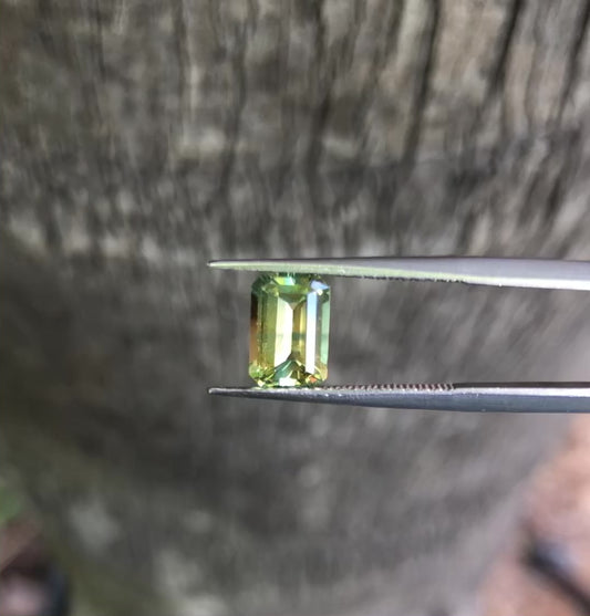 Bright Yellow Green Parti Sapphire. M1233