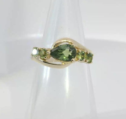 Elegant Green Sapphire 9ct Gold Ring. M92090