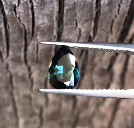 Beautiful Teal Sapphire. M1198