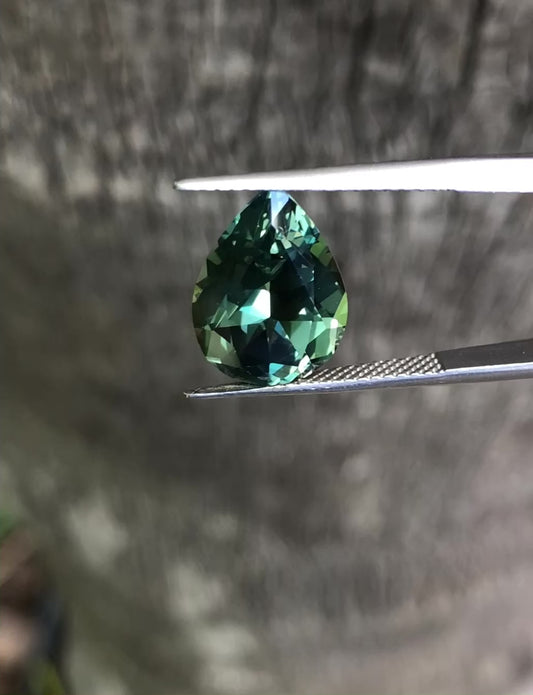 Spectacular Green Blue Sapphire. M1243