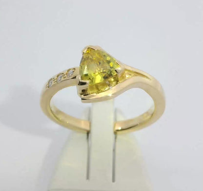 Gorgeous Yellow Sapphire & Diamond 18ct Gold Ring. M18213