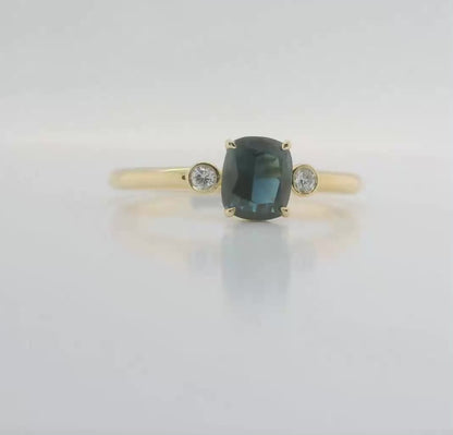 Elegant Sapphire and Diamond 18ct Gold Ring. M18233