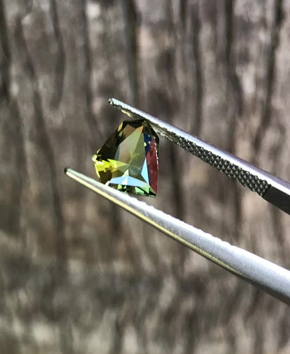 Bright Green Yellow Parti Sapphire. M972