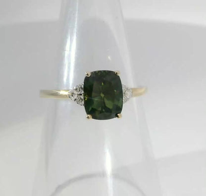 Beautiful Green Sapphire & Diamond 9ct Gold Ring. M91953