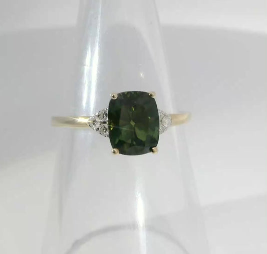 Beautiful Green Sapphire & Diamond 9ct Gold Ring. M91953