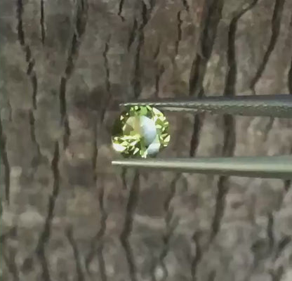 Bright Grass Green Sapphire. M1267