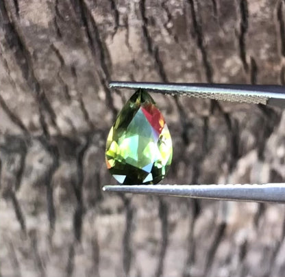 Gorgeous Green Yellow Parti Australian Sapphire. M1024