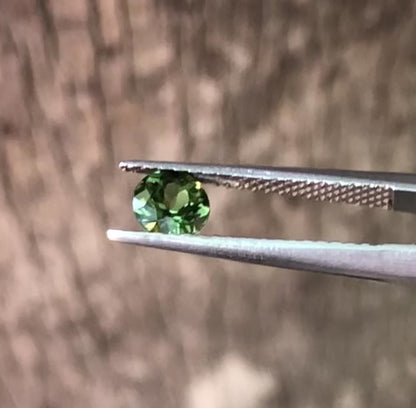 Bright Green Australian Sapphire. Code – M1138