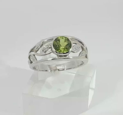 Vibrant Green Sapphire 9ct White Gold Ring. M91638