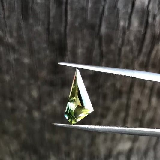 Amazing Yellow Blue Parti Sapphire. M1222