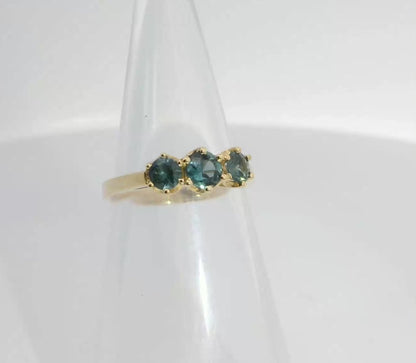 Gorgeous Teal Sapphire 18ct Gold Ring. M18228