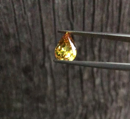 Spectacular Golden Yellow Sapphire. M1164