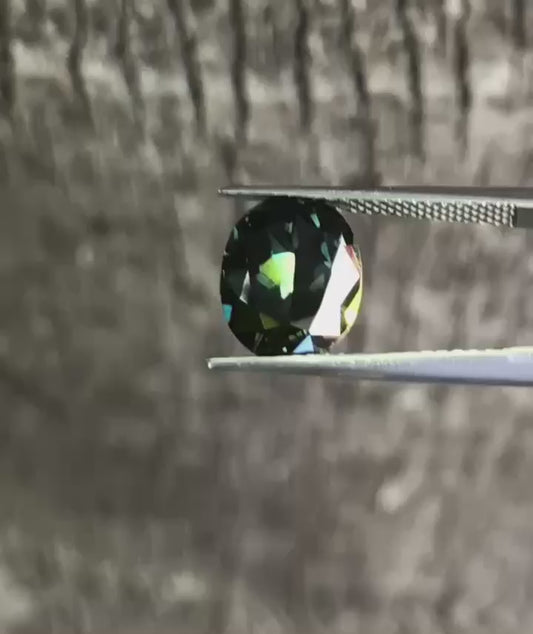 A captivating Yellow Green Parti Sapphire. M1246