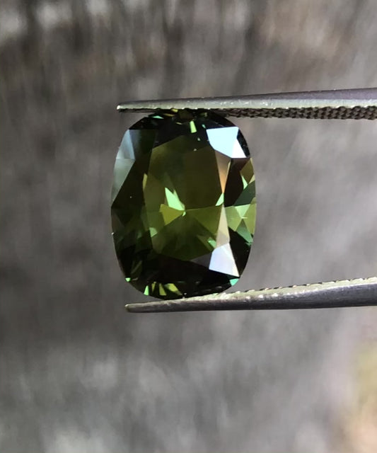 Outstanding Green Sapphire. M1102