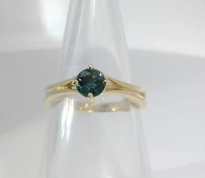 Bright Blue Sapphire set into 9ct Gold Ring. M92183