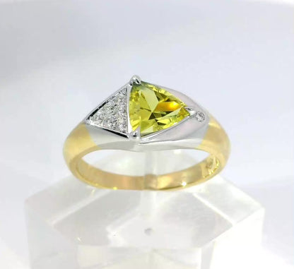 Exquisite Yellow Sapphire & Diamond 18ct Gold Ring. M18237