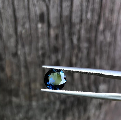 Bright Blue Australian Sapphire.   M954