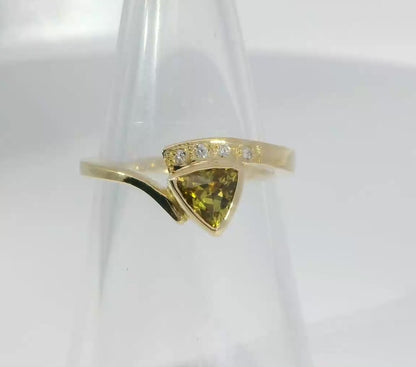 Gorgeous Yellow Sapphire & Diamond 18ct Gold Ring. M18216
