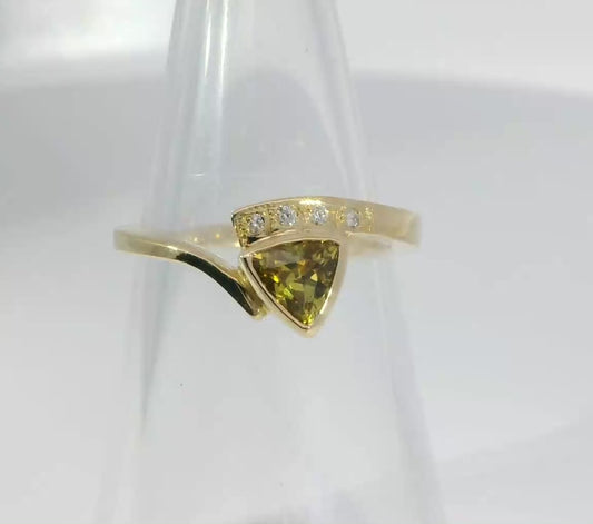 Gorgeous Yellow Sapphire & Diamond 18ct Gold Ring. M18216